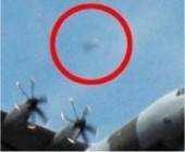 Rejtély: UFO a repülõ felett? Íme, döntsön! (képpel)