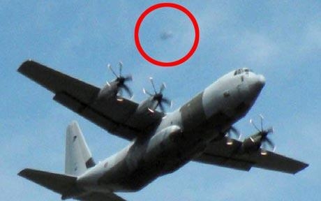 Rejtély: UFO a repülõ felett? Íme, döntsön! (képpel)