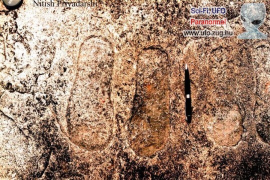 Hatalmas lábnyomokat és csészealjat ábrázoló sziklára bukkantak Indiában