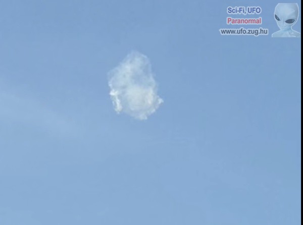 Egy különös felhőt vagy egy UFO-t kaptak lencsevégre?!