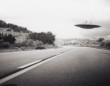 UFO repül az út felett